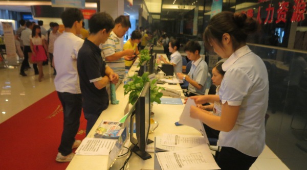 求职人员咨询最新招聘动向