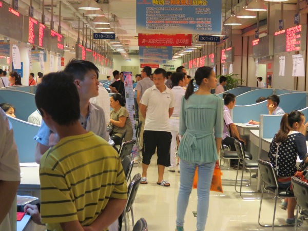 现场招聘会人气旺盛