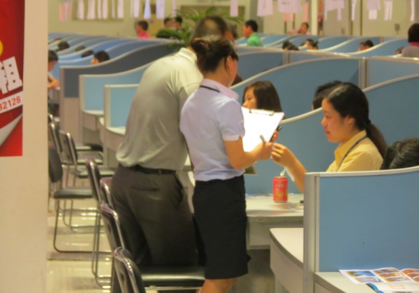 工作人员协助招聘人员